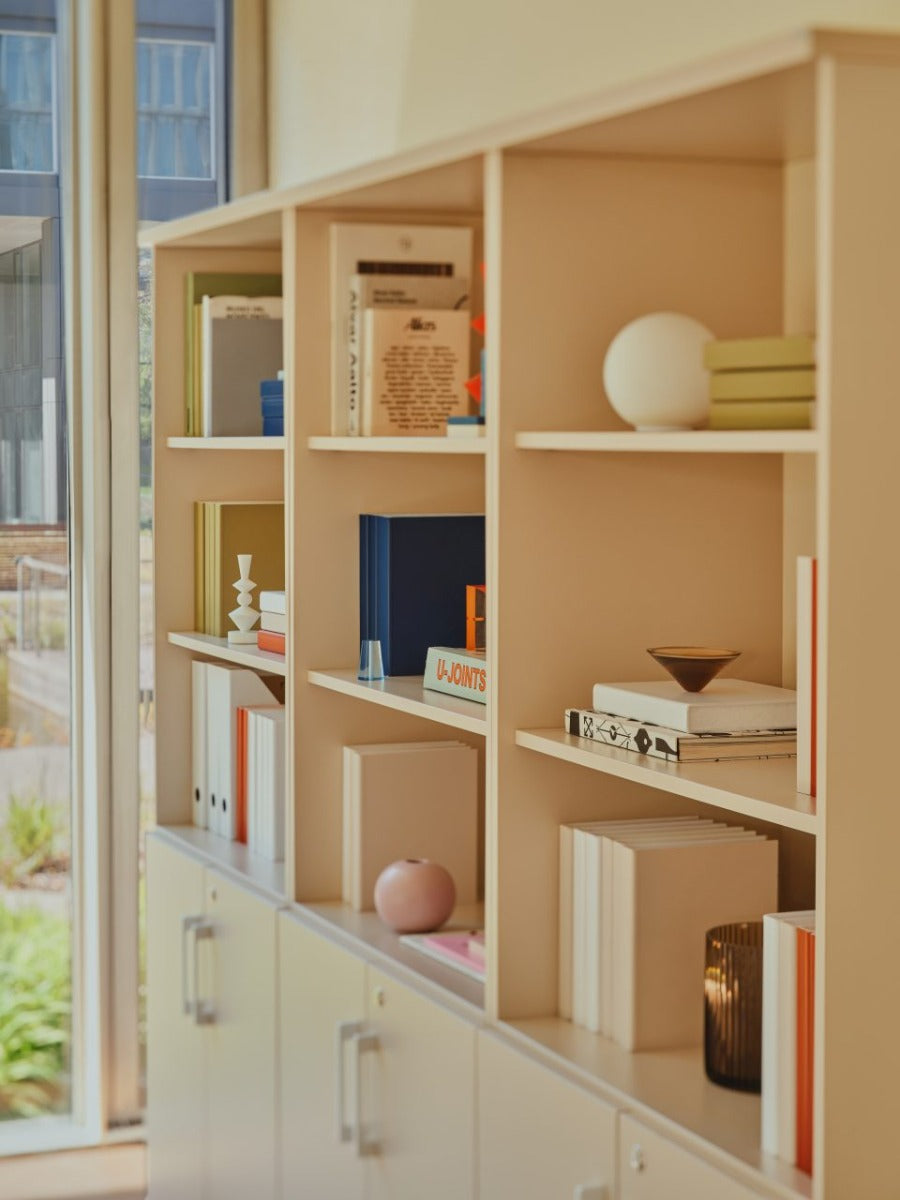 Elegantes Halbregal Mdd Standard A5404K, perfekt für die ansprechende Organisation und Präsentation von Büromaterialien im modernen Büro.