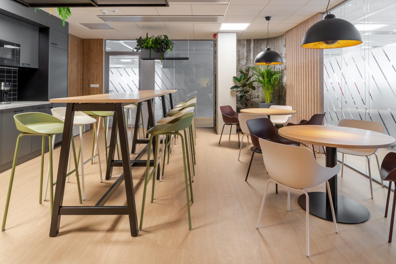 Eleganter Stehtisch Ogi M PSM72 von MDD, mit stilvollem Holz- und Metalldesign, perfekt für Events und gesellige Zusammenkünfte.