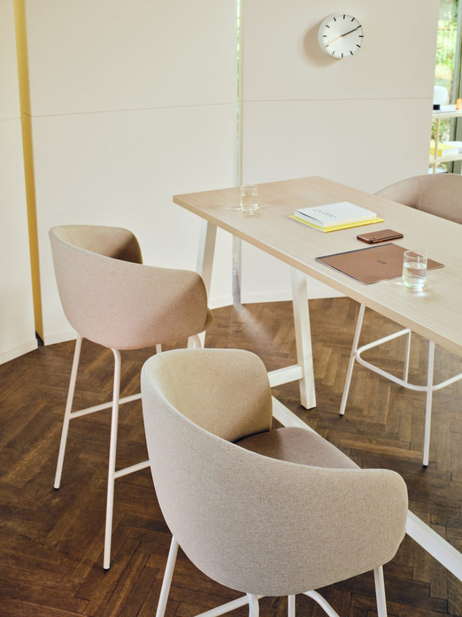Eleganter Stehtisch Ogi M PSM72 von MDD, perfekt für Events, vereint stilvolles Design aus Holz und Metall für eine einladende Atmosphäre.