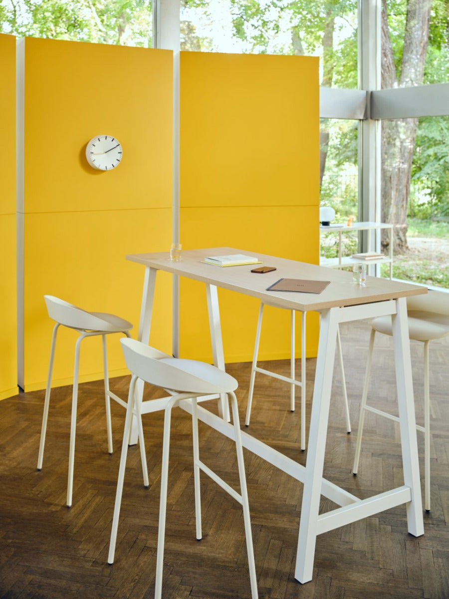 Eleganter Ogi M PSM726 Hochtisch, ideal für stilvolle Büros und entspannte Treffen, vereint Funktionalität mit modernem Design.