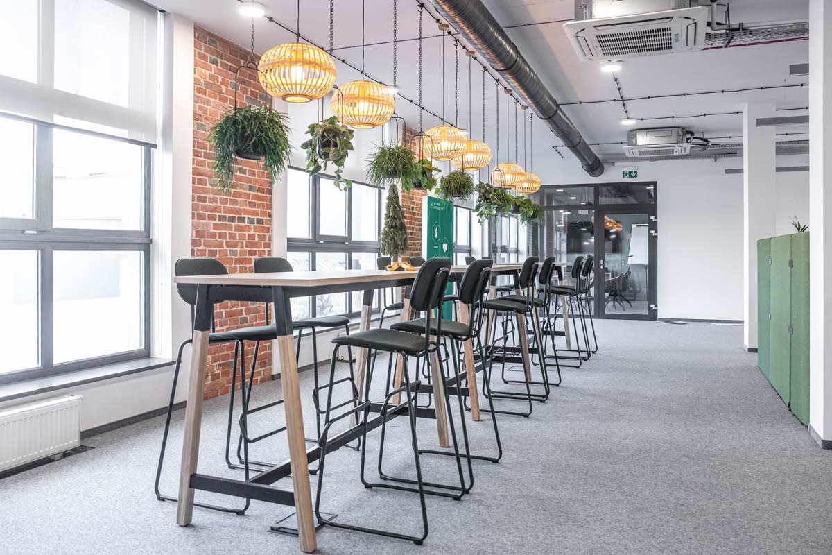 Moderner Hochtisch Ogi W PSD78 von Mdd, mit stilvollem weißen Tischblatt und eleganten Holzbeinen, ideal für kreative Arbeitsumgebungen.