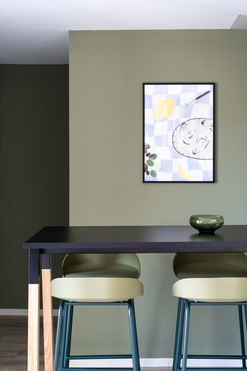 Moderner Hochtisch Ogi W PSD78 von Mdd, mit stilvollem weißen Oberteil und eleganten Holzbeinen, ideal für kreative Arbeitsumgebungen.