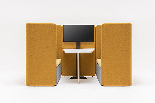 Foto des Kaiva Meetingsystems von Mdd: dunkelgraue Sitzbox mit gepolsterten Wänden, Holzrahmen-Basis und Sperrholz-Rückenlehne.