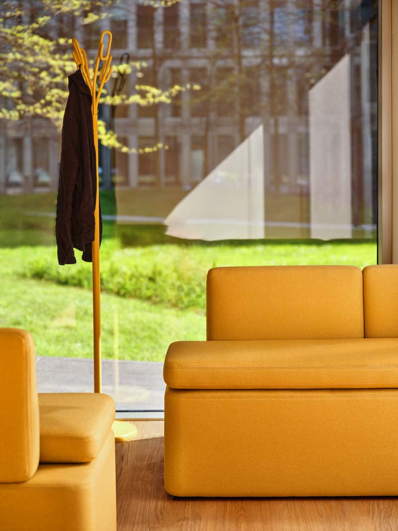 Das Kaiva KAV6L ist ein modernes, niedriges Sofa in dezentem Grau, das durch seine anpassbaren Kissen und schlanken Metallfüße besticht.