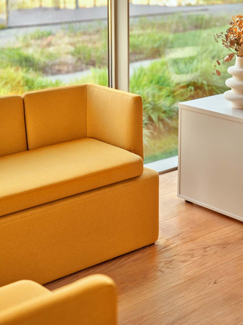Niedriges modulares Sofa Kaiva KAV6L in elegantem Grau, ideal für stilvolle Wohnräume und vielseitige Einrichtungsmöglichkeiten.