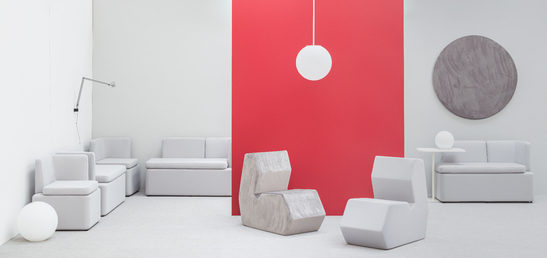 Elegantes, niedriges modulares Sofa Kaiva KAV6L in modernem Design, perfekt für kreative Raumgestaltungen und komfortable Entspannung.