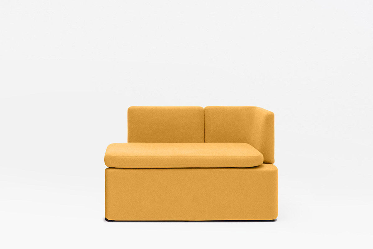 Niedriges modulares Sofa Kaiva von Mdd in Dunkelgrau mit gepolstertem Holzrahmen und geometrischer Rückenlehne, freigestellt.