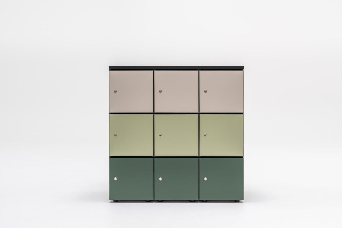 Weiss-pastellfarbener Spind Locker Standard von Mdd mit roter Melaminfront, Patentschloss und Einwurfschlitz, aus Melaminplatte mit ABS-Umleimer.