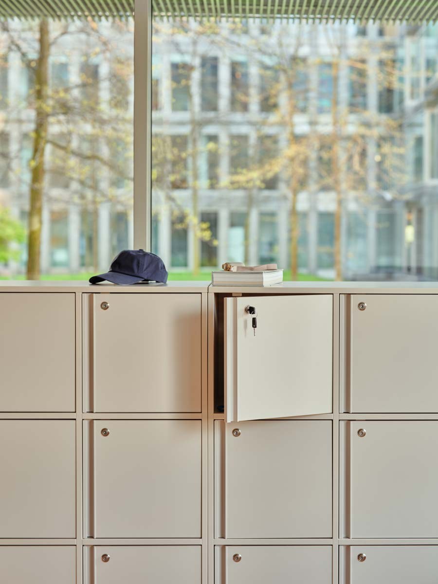 Roter matt lackierter Schliessfachschrank Locker Plus von Mdd aus Melaminplatte mit Aluminium-Kantengriffen und Patentschloss.