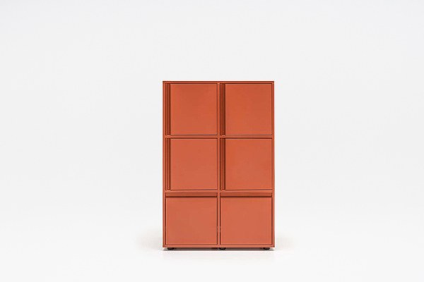 Roter matt lackierter Schliessfachschrank Locker Plus von Mdd aus Melaminplatte mit Aluminium-Kantengriffen und Patentschloss.