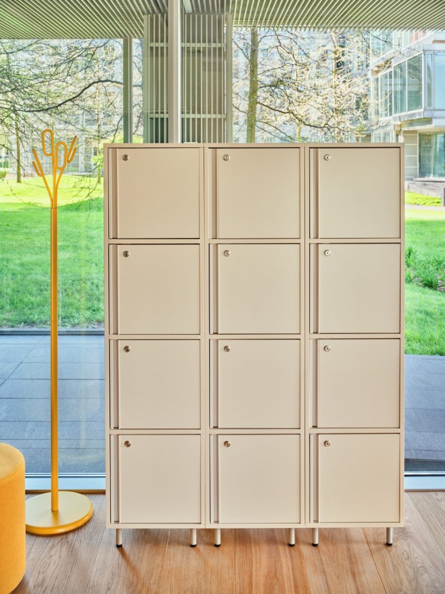 Roter matt lackierter Schliessfachschrank Locker Plus von Mdd aus Melaminplatte mit Aluminium-Kantengriffen und Patentschloss.