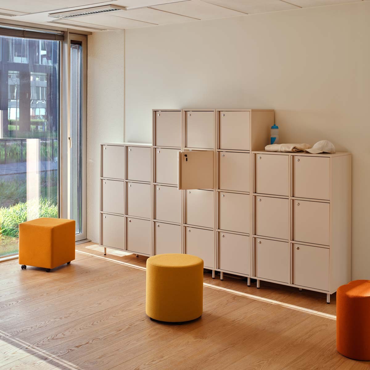 Roter matt lackierter Schliessfachschrank Locker Plus von Mdd aus Melaminplatte mit Aluminium-Kantengriffen und Patentschloss.