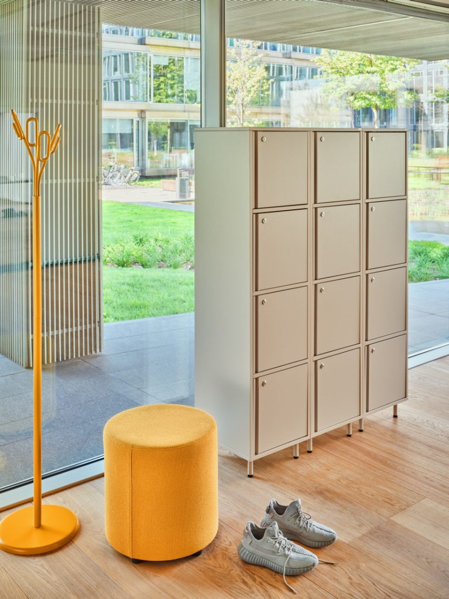 Roter matt lackierter Schliessfachschrank Locker Plus von Mdd aus Melaminplatte mit Aluminium-Kantengriffen und Patentschloss.