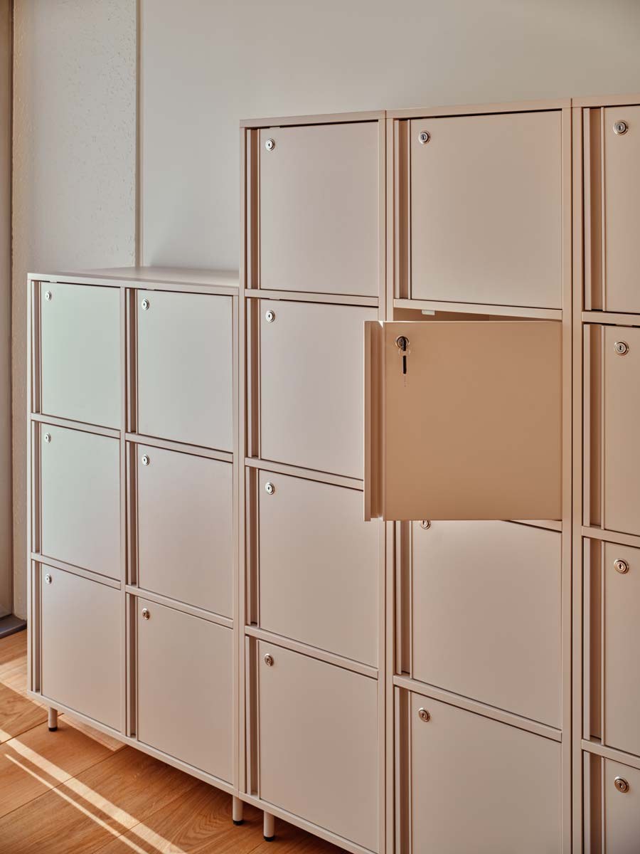 Roter matt lackierter Schliessfachschrank Locker Plus von Mdd aus Melaminplatte mit Aluminium-Kantengriffen und Patentschloss.