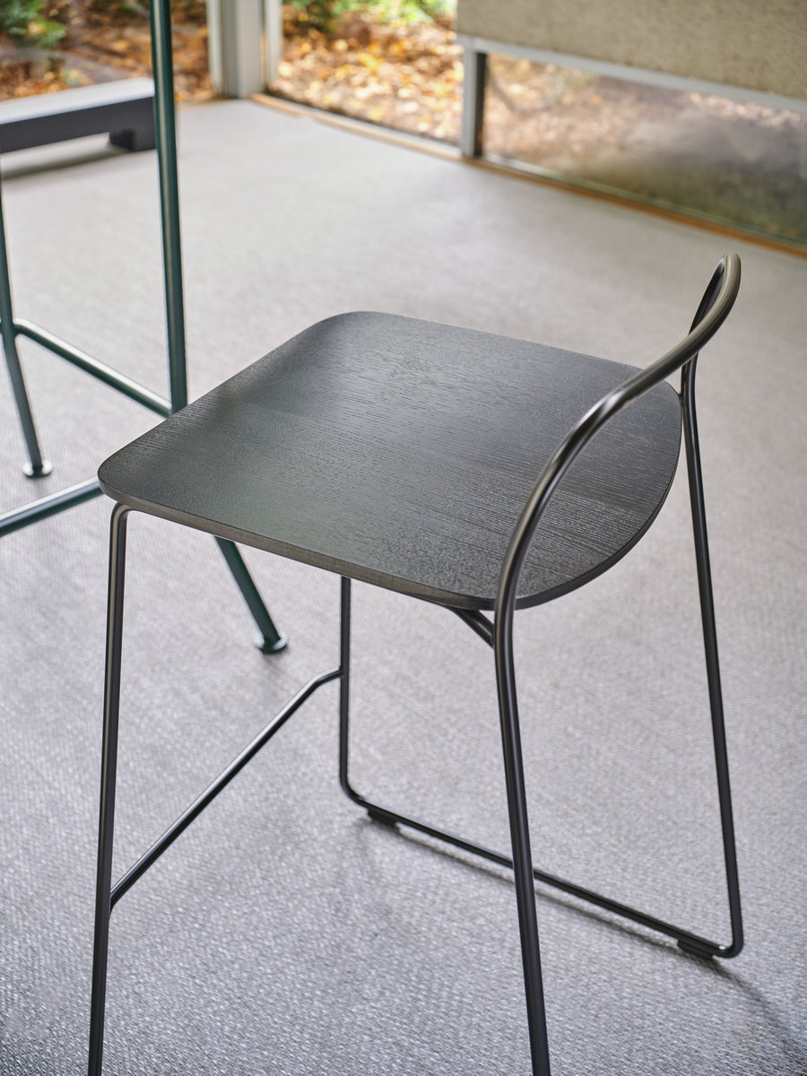 Moderner Afi AF03 Barhocker von Mdd, perfekt für trendige Gastronomien, bietet eine harmonische Kombination aus Funktionalität und ästhetischem Design.