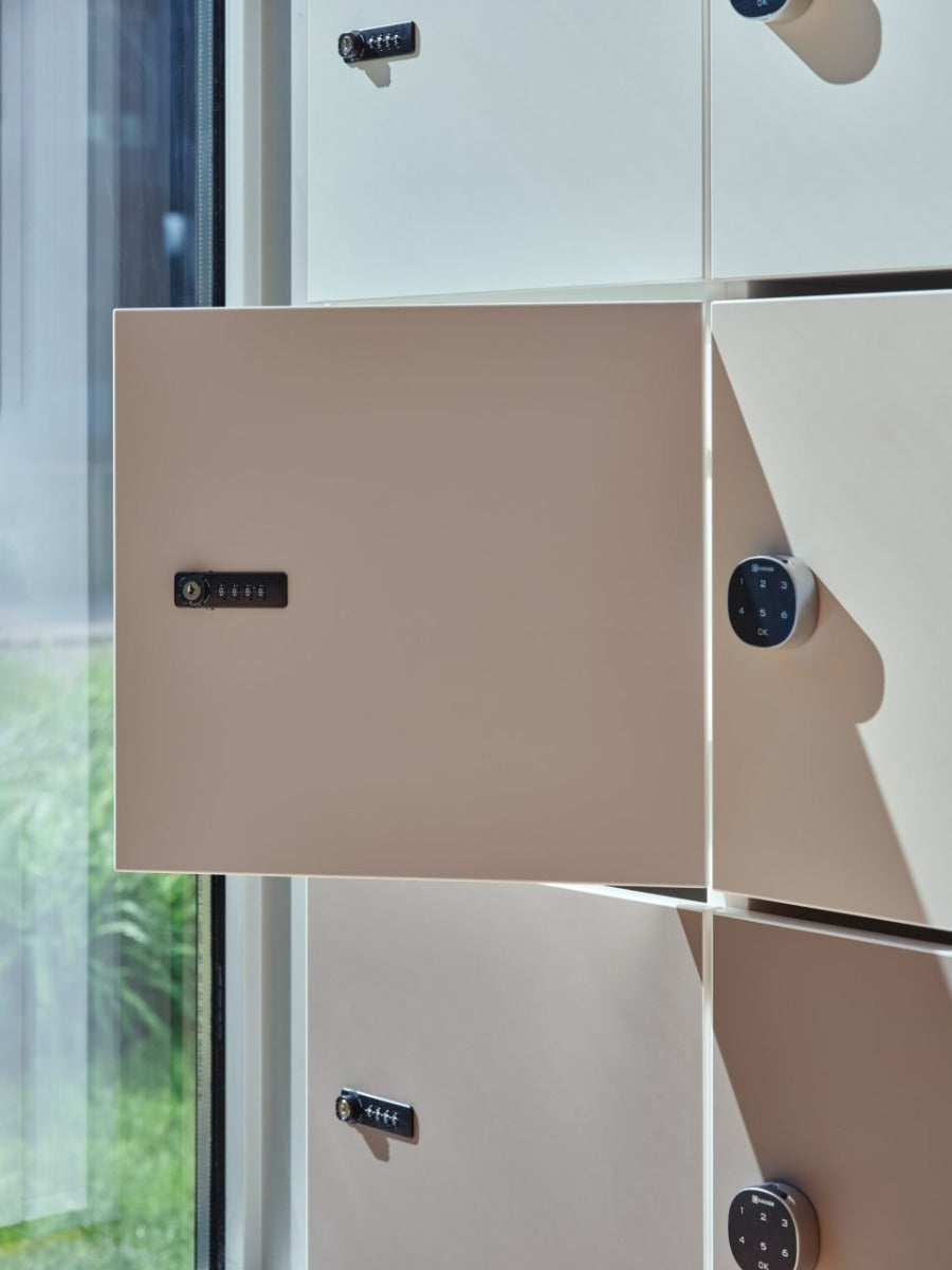 Eleganter Schließfachschrank LOK30 von Mdd, kombiniert funktionales Design in Weiß mit natürlichen Holzdetails, perfekt für jedes Büro.