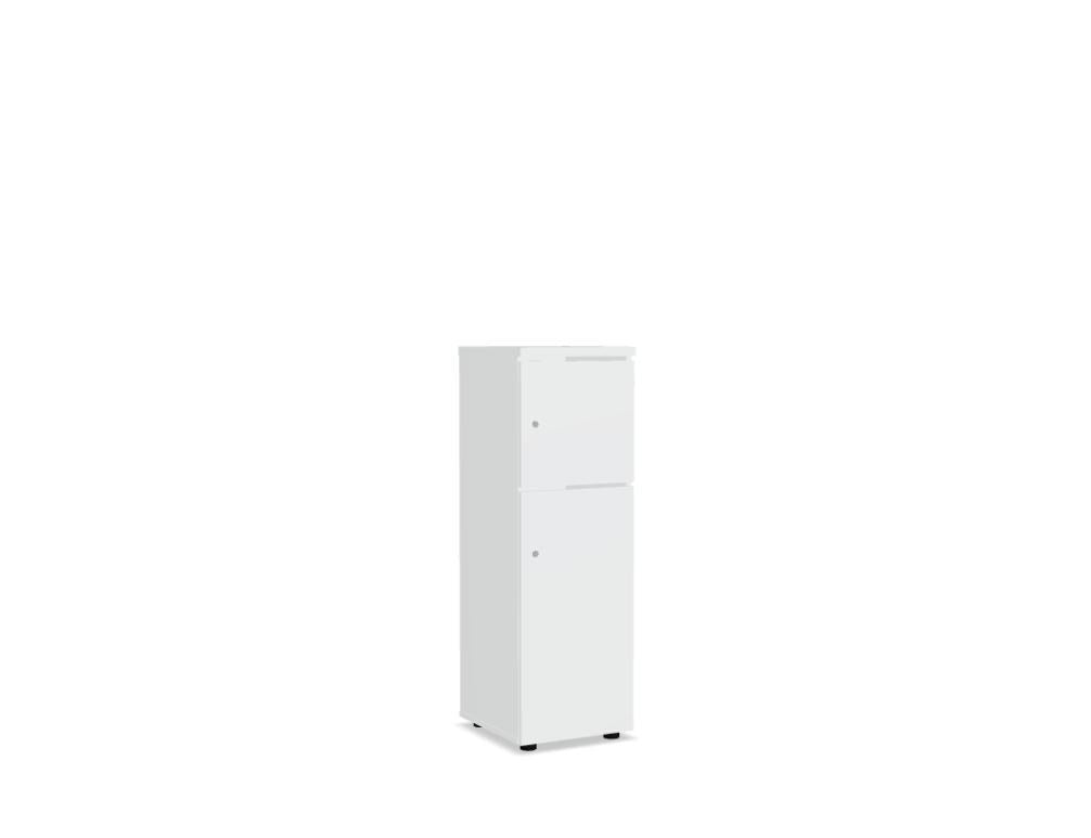 Weisser Schliessfachschrank mit roter Front, mehreren Fächern, Melaminplatte, Patentschloss und Standfüssen, Modell Locker Standard.
