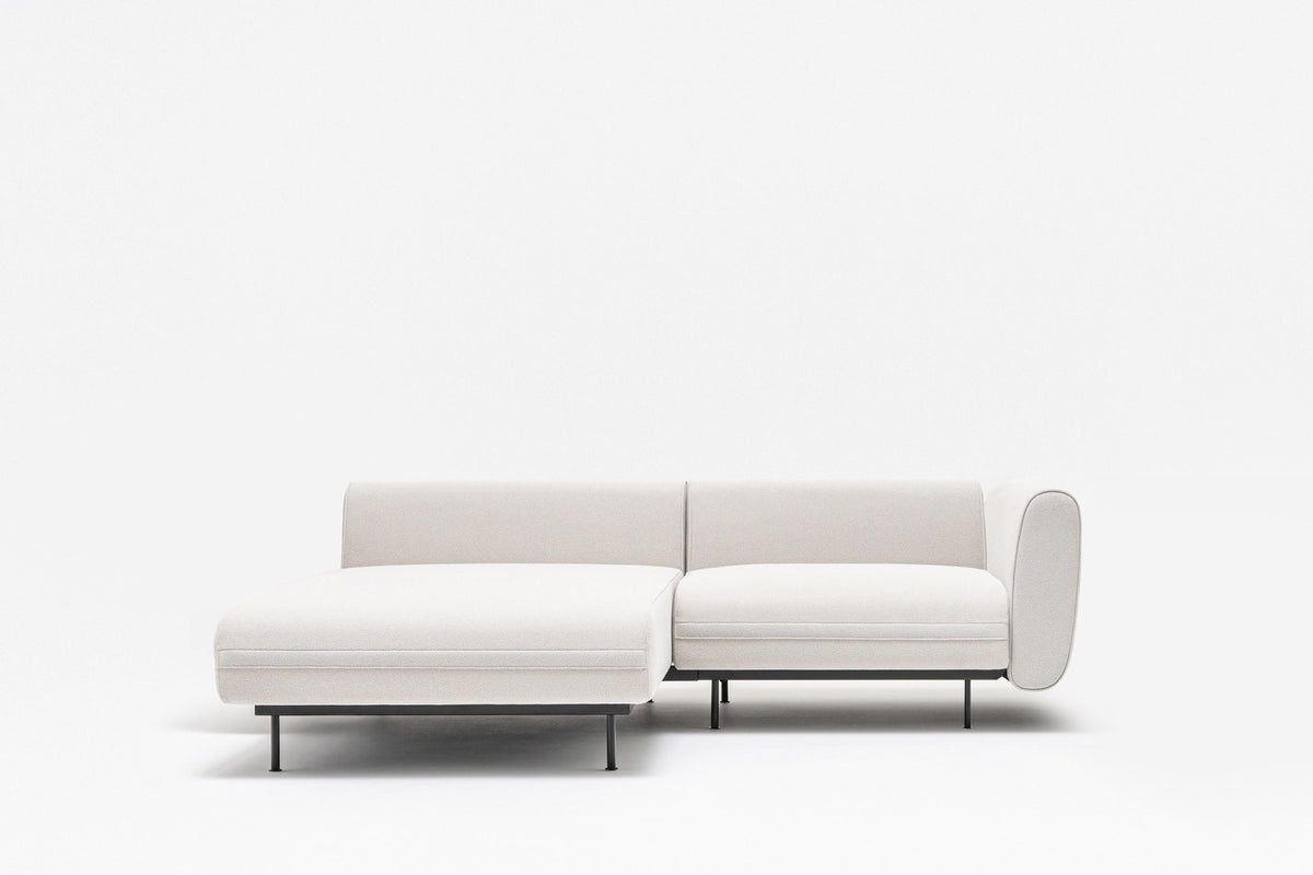 Modulares Sofa Lotus von Mdd in Dunkelgrau mit gepolsterter Rückenlehne, breiten Armlehnen und schwarzen Metallfüssen, frontale Sitzansicht.