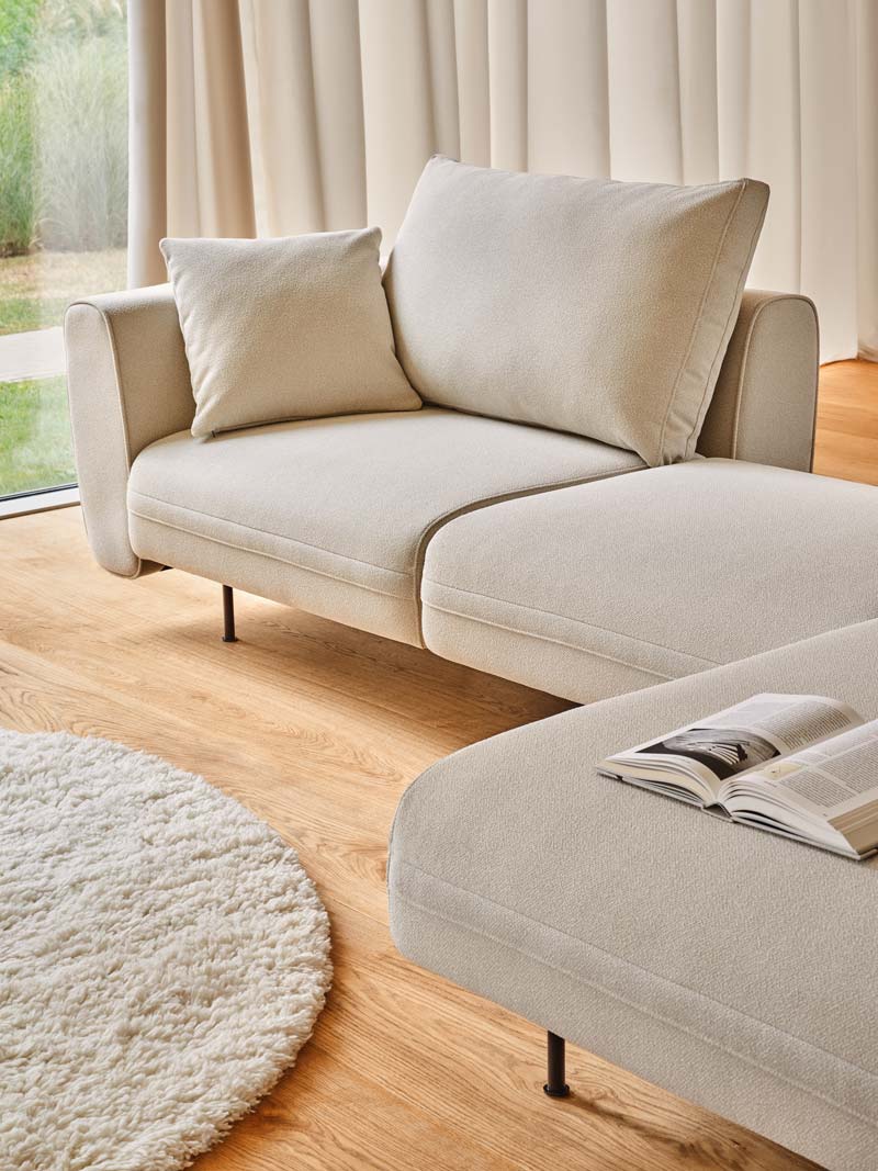 Modulares 2er Sofa Lotus LTS2DL von Mdd, das durch seine zeitlose Eleganz und vielseitige Anpassungsmöglichkeiten überzeugt.