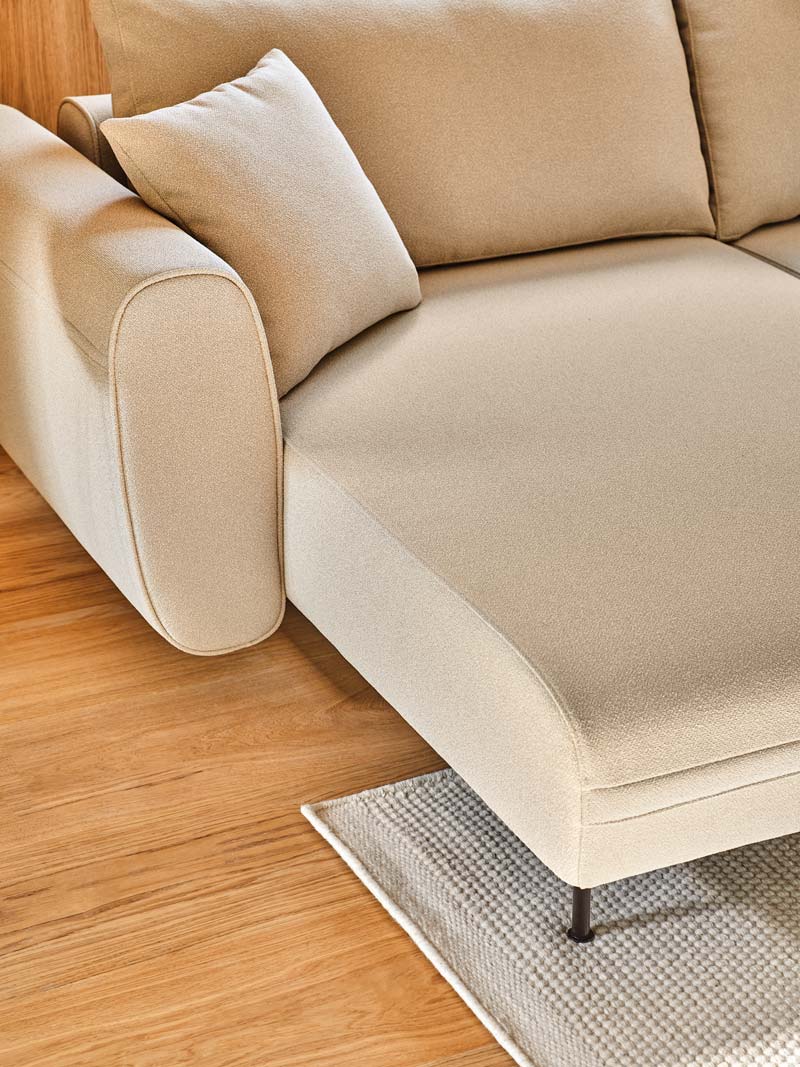 Elegantes 2er Sofa Lotus LTS2DL von Mdd, perfekt für zeitgemäße Interiors, vereint Komfort mit vielseitigen Anordnungsmöglichkeiten.
