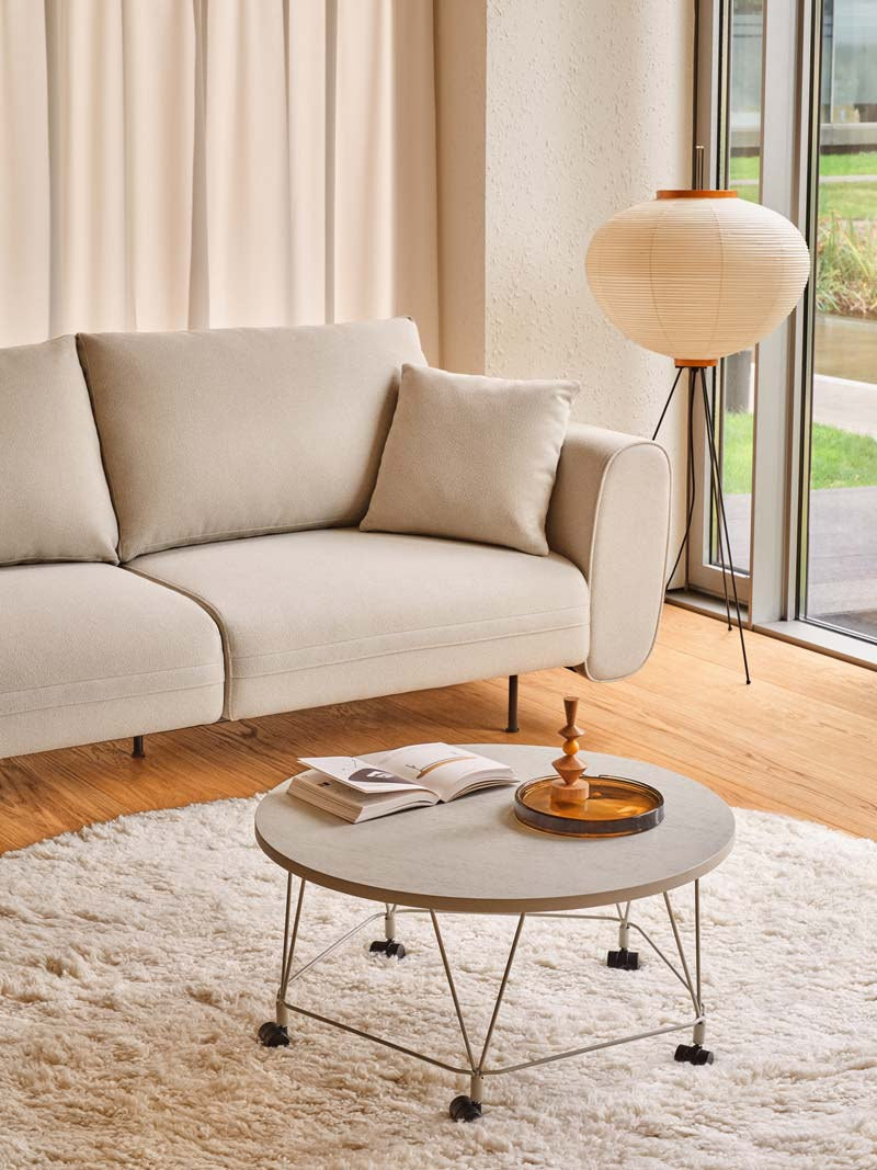 Modulares Sofa Lotus von Mdd in Dunkelgrau mit gepolsterter Rückenlehne, breiten Armlehnen und schwarzen Metallfüssen, frontale Sitzansicht.