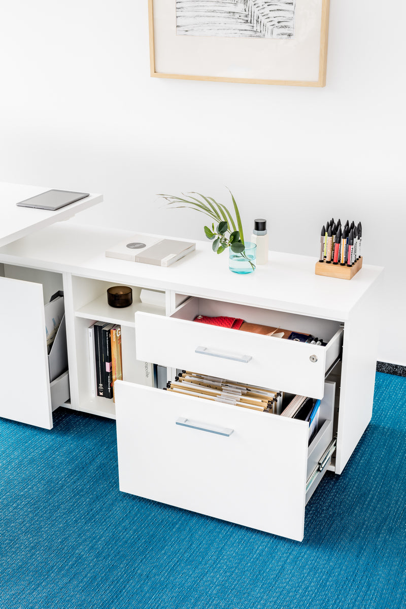 Moderner Chefzimmerschrank Standard A12M von Mdd, kombiniert Funktionalität mit einem ansprechenden Design aus hellem Holz und Edelstahlakzenten.
