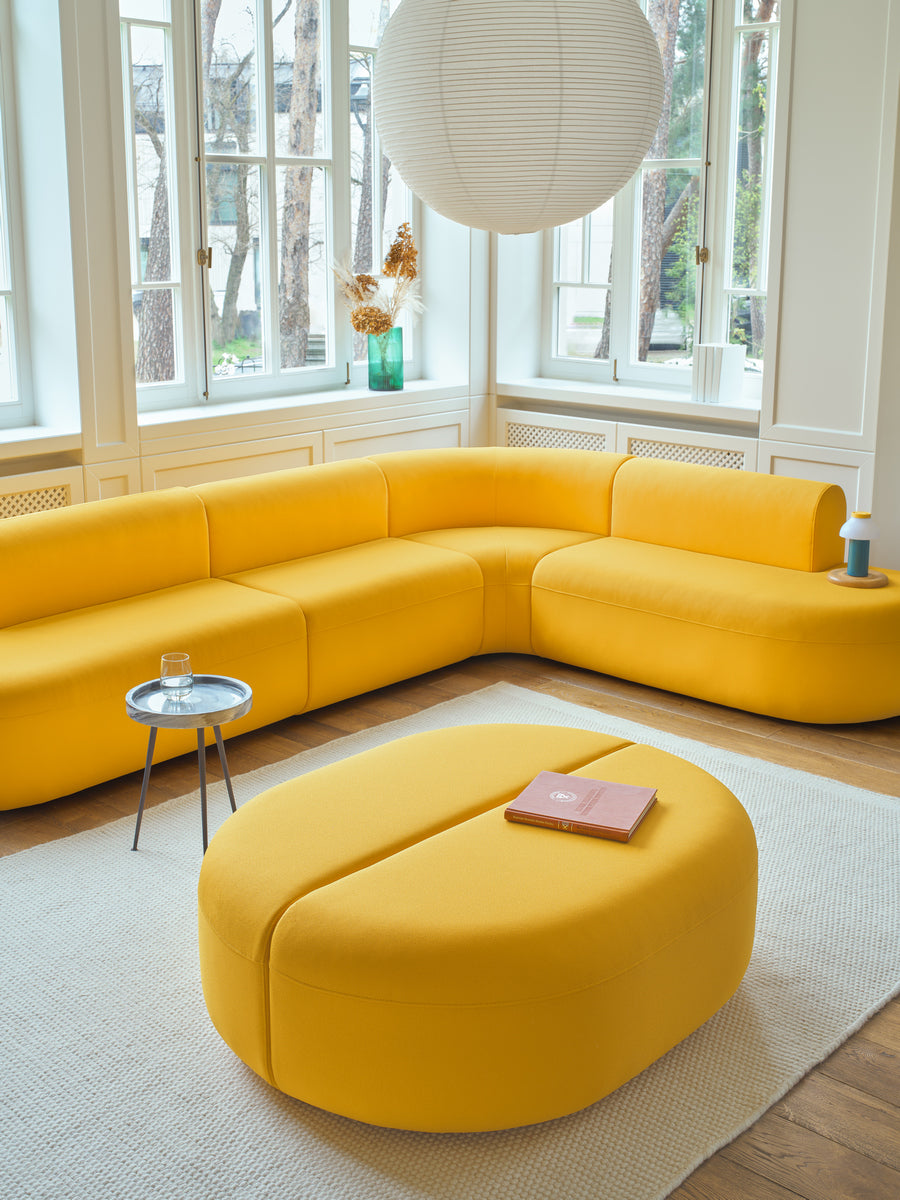 Hocker Artiko von Mdd, gepolsterte Sitzfläche in Himmelblau, rundes Design mit Gestell aus Spanplatte und Wellfederung.