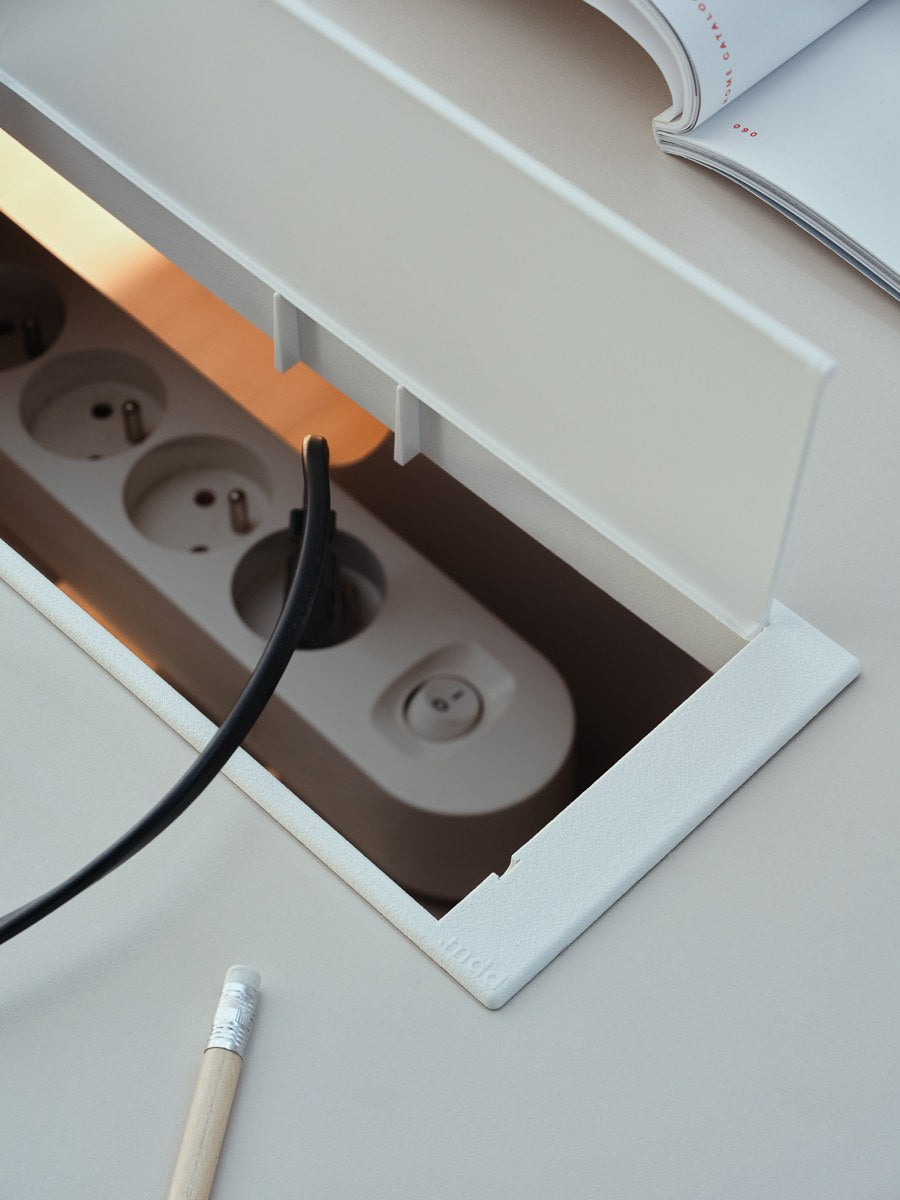 Weisse Mediabox von Mdd, kompaktes Modul mit Steckdose sowie USB-A- und USB-C-Anschluss zur Montage an Schreibtisch oder Gestell.