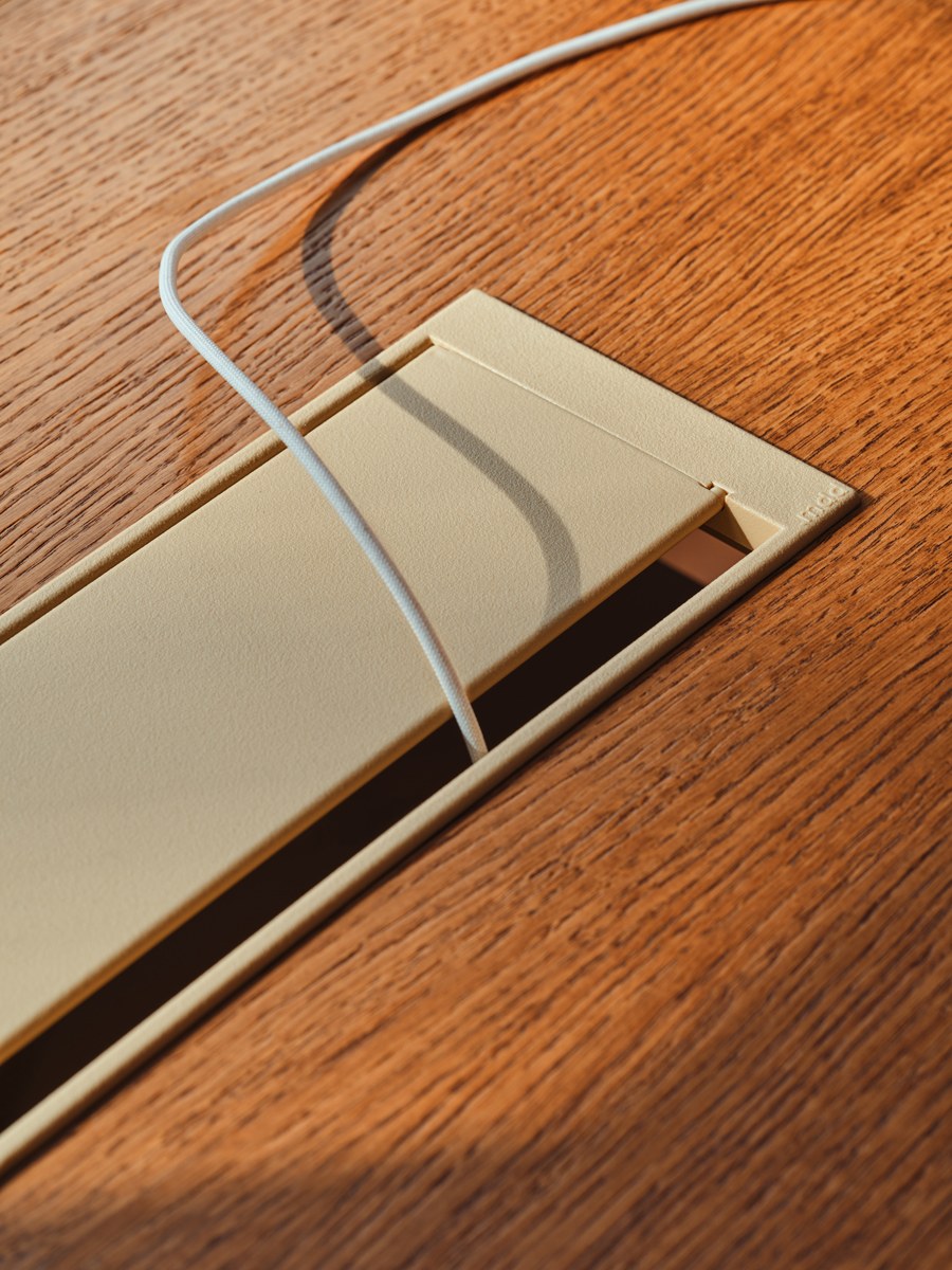Weisse Mediabox von Mdd, kompaktes Modul mit Steckdose sowie USB-A- und USB-C-Anschluss zur Montage an Schreibtisch oder Gestell.
