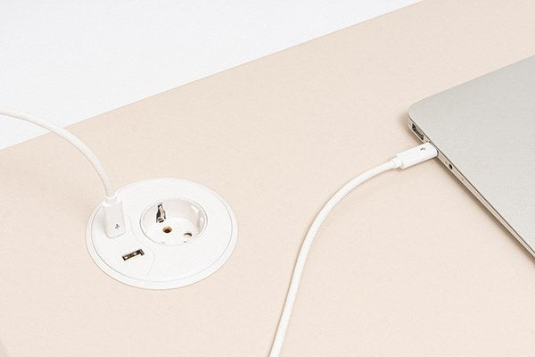 Weisse Mediabox von Mdd, kompaktes Modul mit Steckdose sowie USB-A- und USB-C-Anschluss zur Montage an Schreibtisch oder Gestell.