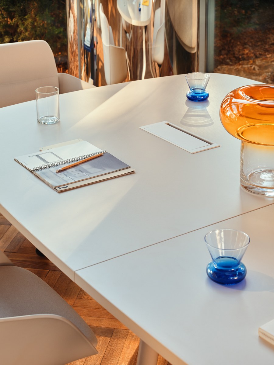 Weisse Mediabox von Mdd, kompaktes Modul mit Steckdose sowie USB-A- und USB-C-Anschluss zur Montage an Schreibtisch oder Gestell.