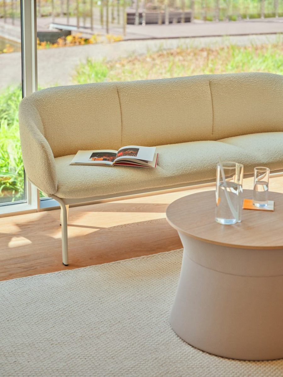 Moderner Beistelltisch MESHT1 von Mdd, charakterisiert durch ein filigranes Drahtgestell und eine ansprechende runde Tischplatte, perfekt für stilvolle Interiors.