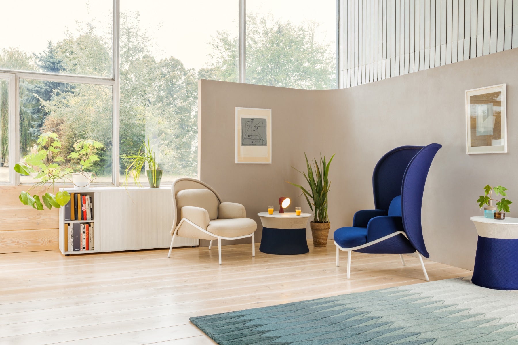 Eleganter Beistelltisch MESHT1 von Mdd, mit einem einzigartigen Drahtdesign und einer ansprechenden runden Oberfläche, ideal für stilvolle Wohnräume.