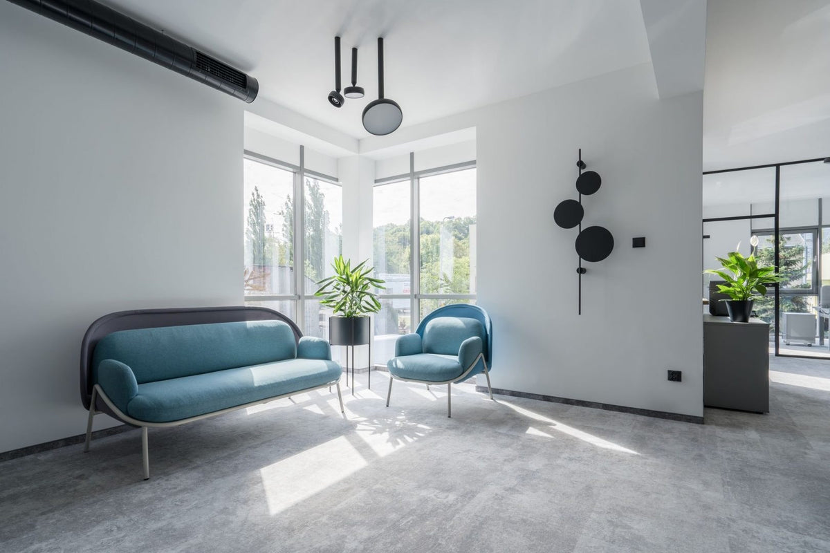 Hochlehner-Sofa Mesh von Mdd in Hellgrau, gepolsterter Sitz mit hoher Netz-Rückenlehne und vierbeinigem Metallgestell.