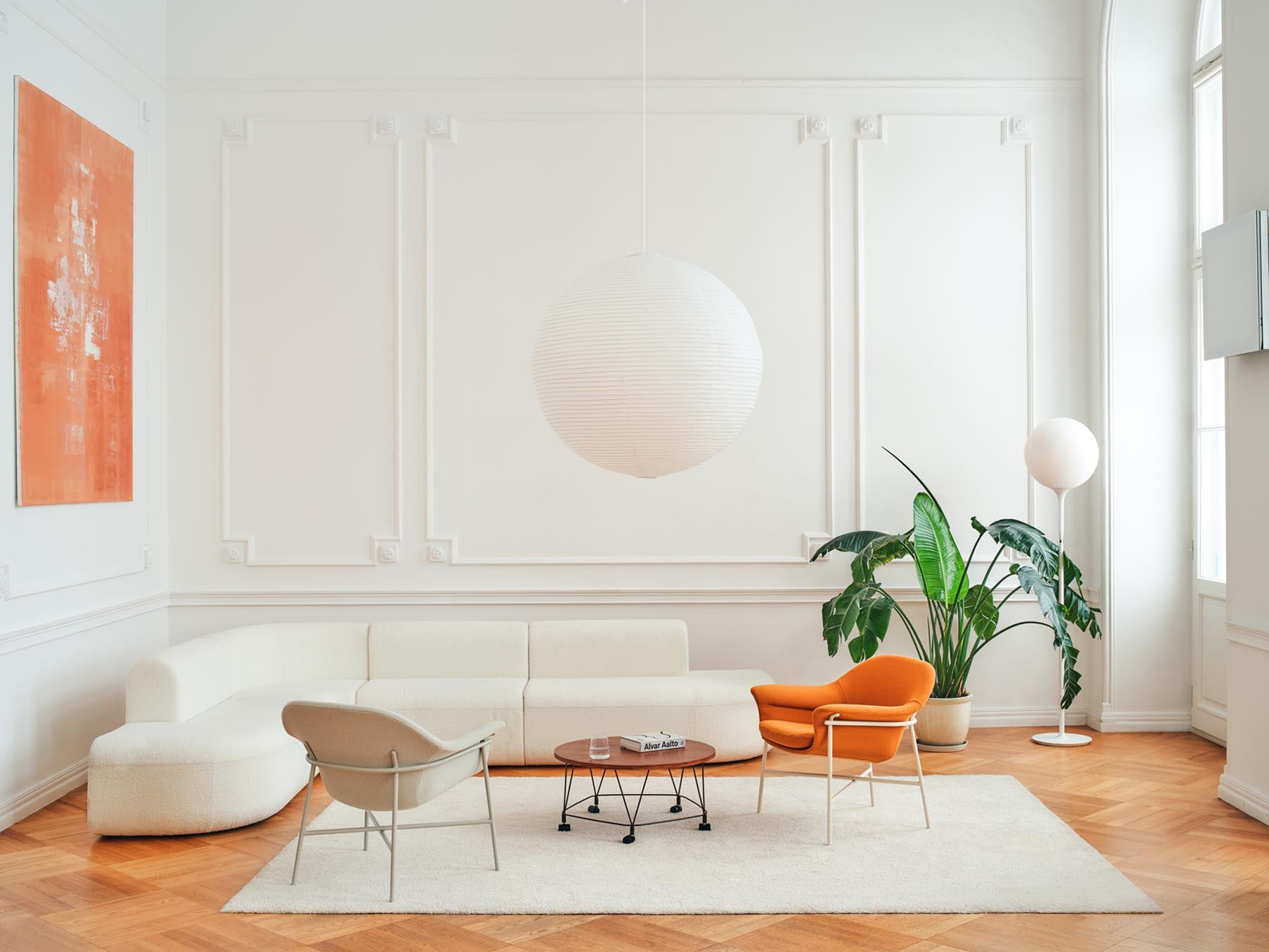 Elegantes 5-Sitzer-Sofa Artiko AT15 von Mdd, ideal für entspannte Stunden, vereint modernes Design mit hervorragendem Sitzkomfort.
