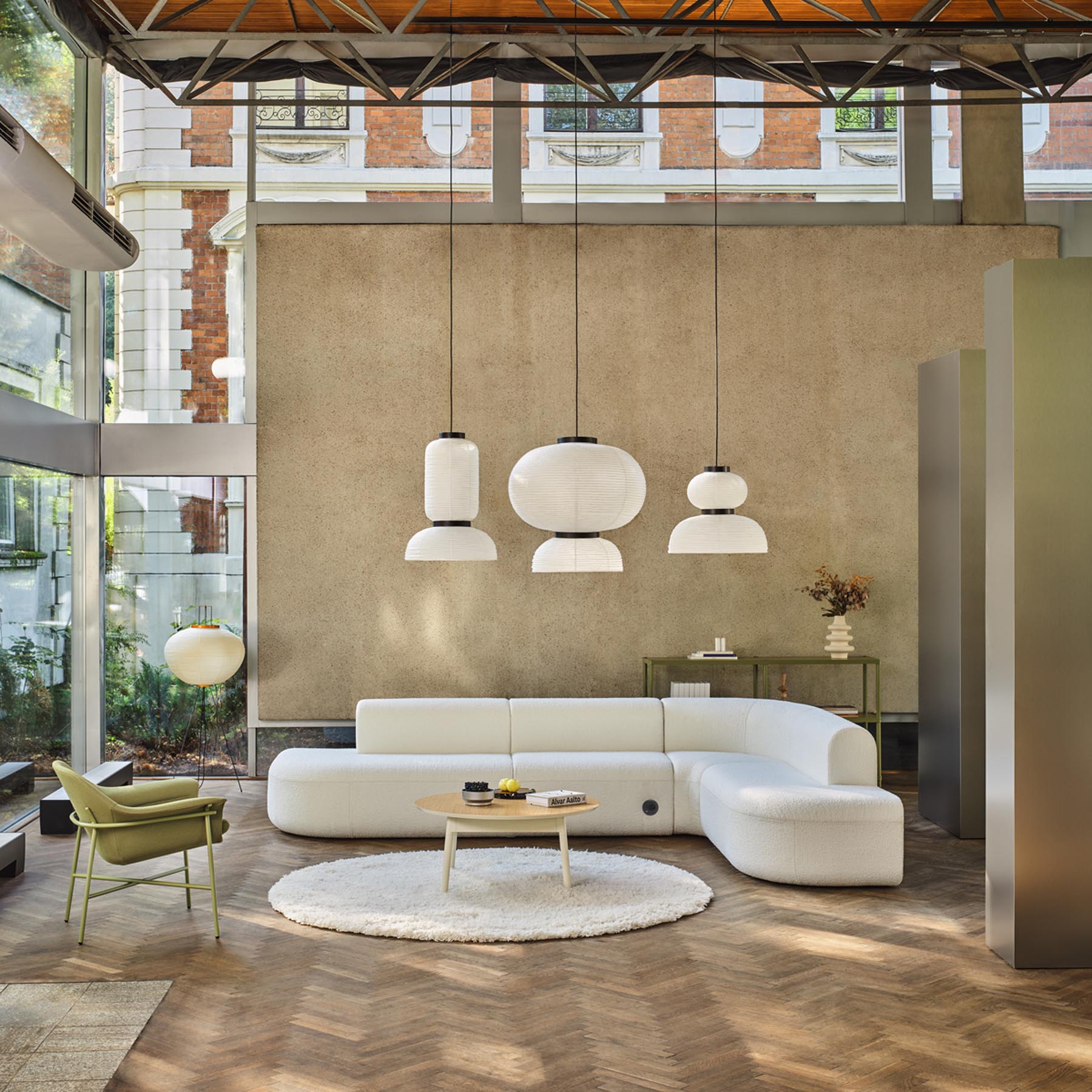 Elegantes 5-Sitzer-Sofa Artiko AT15 von Mdd, ideal für entspannte Stunden mit Freunden, vereint modernes Design und hohen Sitzkomfort.
