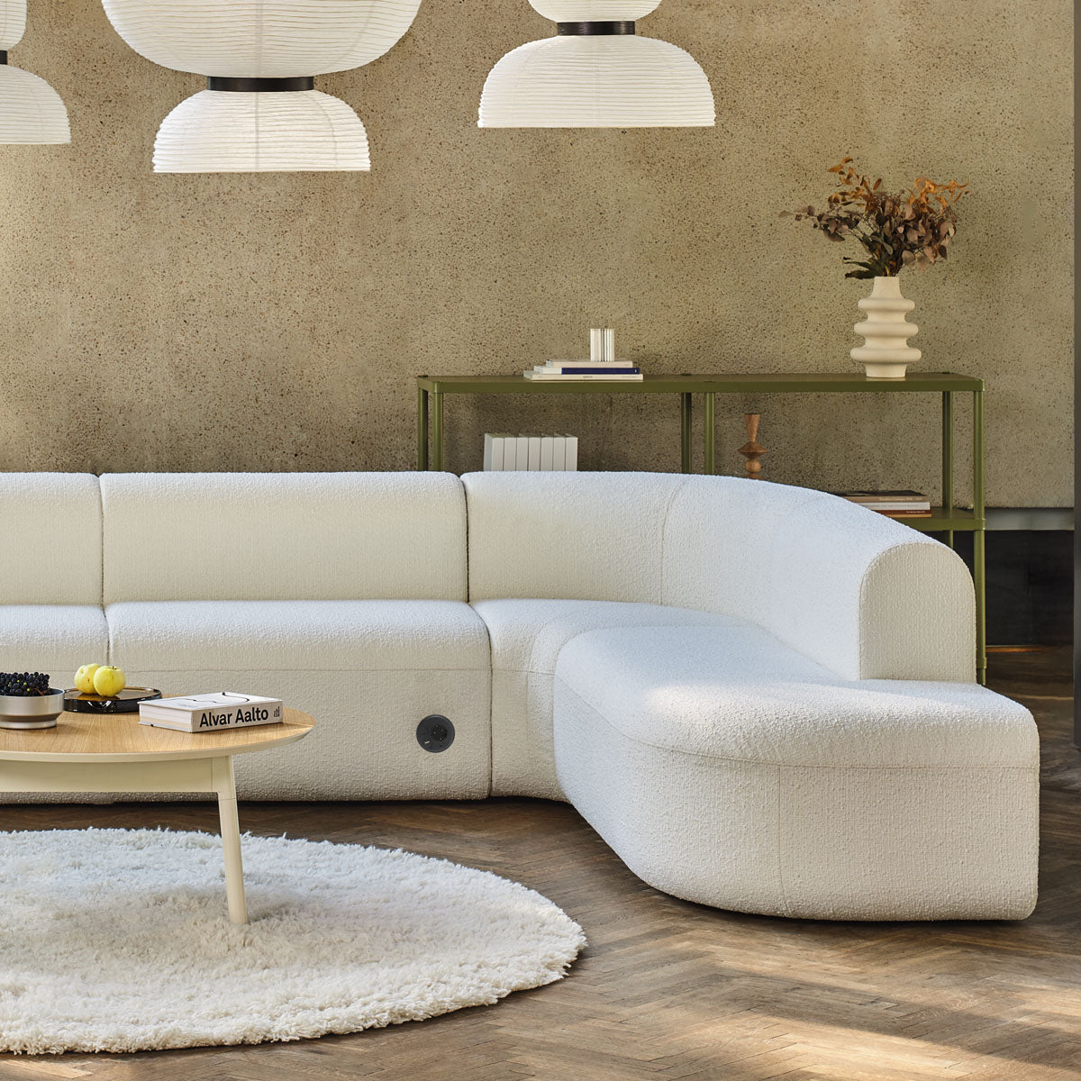 Stylisches 5er-Sofa Artiko AT15 von Mdd, perfekt für gesellige Abende, bietet eine harmonische Kombination aus Komfort und zeitgemäßem Stil.
