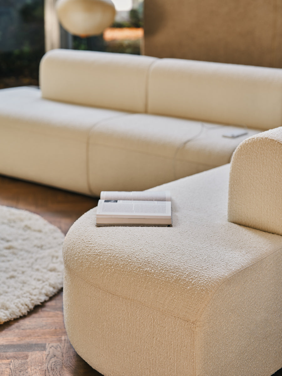 Elegantes 5er-Sofa Artiko AT15 von Mdd, ideal für moderne Wohnräume, vereint Funktionalität und ansprechendes Design für entspannte Stunden.