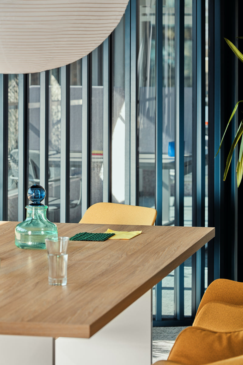 Eleganter Mito MITM06 Schreibtisch mit klaren Linien und hochwertiger Holzoberfläche, ideal für kreative Arbeitsumgebungen und stilvolle Büros.