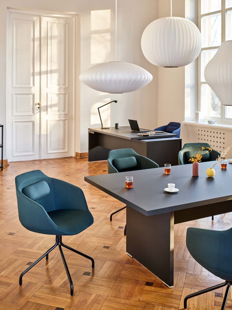 Eleganter Mito Fenix MITF1KDL Chefschreibtisch von Mdd, ideal für moderne Büros, mit dunkler Holzoberfläche und integriertem Sideboard.