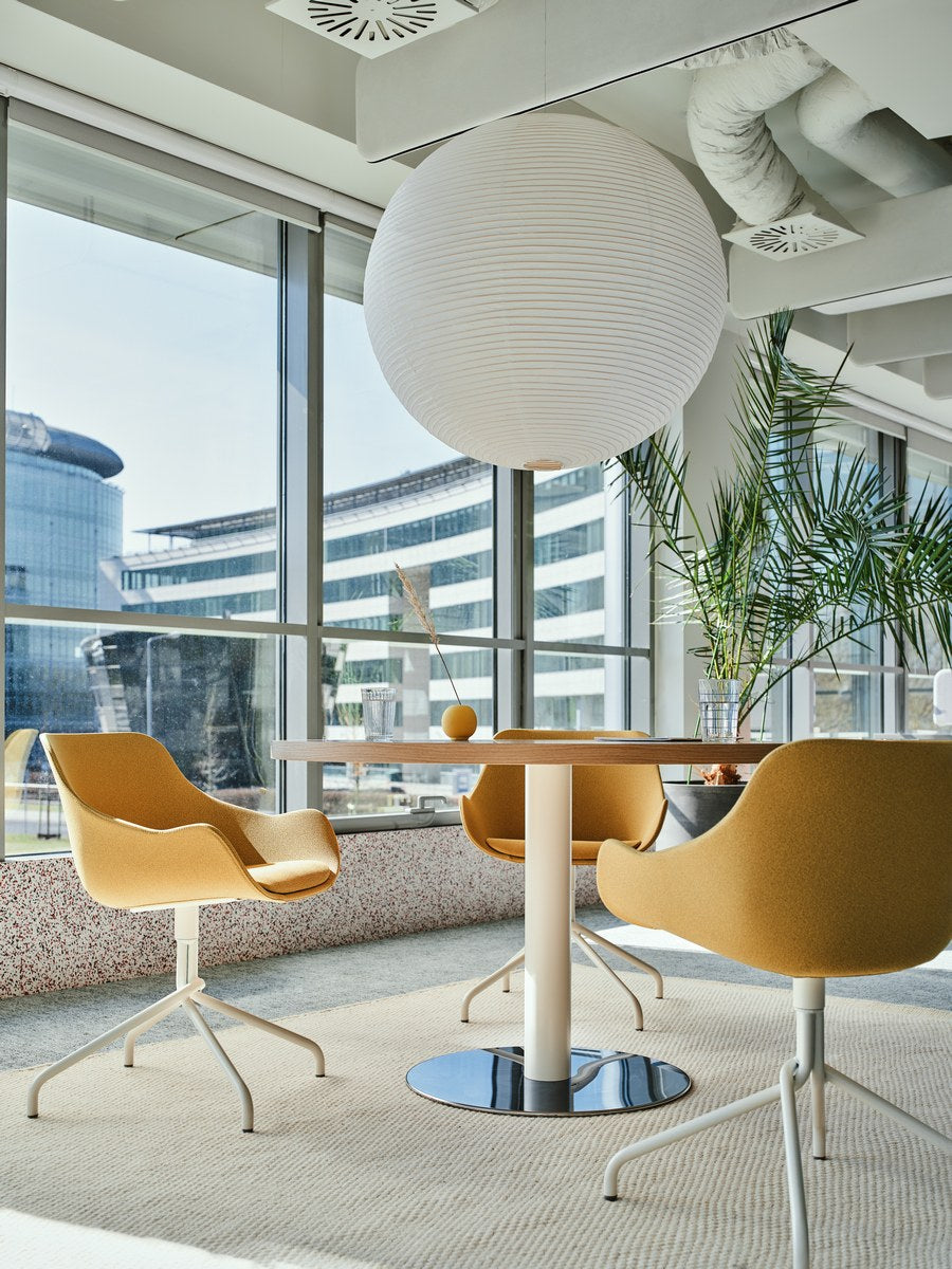 Quadratischer Esstisch Mito mit Platte in Bernsteineiche, Metallsäule und Tellerfuss aus Edelstahl, weiss pulverbeschichtetes Gestell.