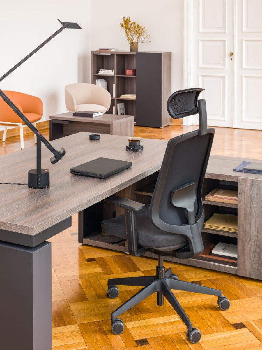 Moderner Mito MIT27RL Chefschreibtisch mit flexibler Höhenverstellung, perfekt für stilvolles und gesundes Arbeiten im Büro.
