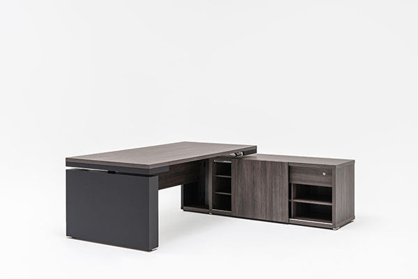 Chefschreibtisch Mito von Mdd mit Platte in Bernsteineiche, elektrisch höhenverstellbarem Metallgestell und Wangenfuss in Anthrazit.