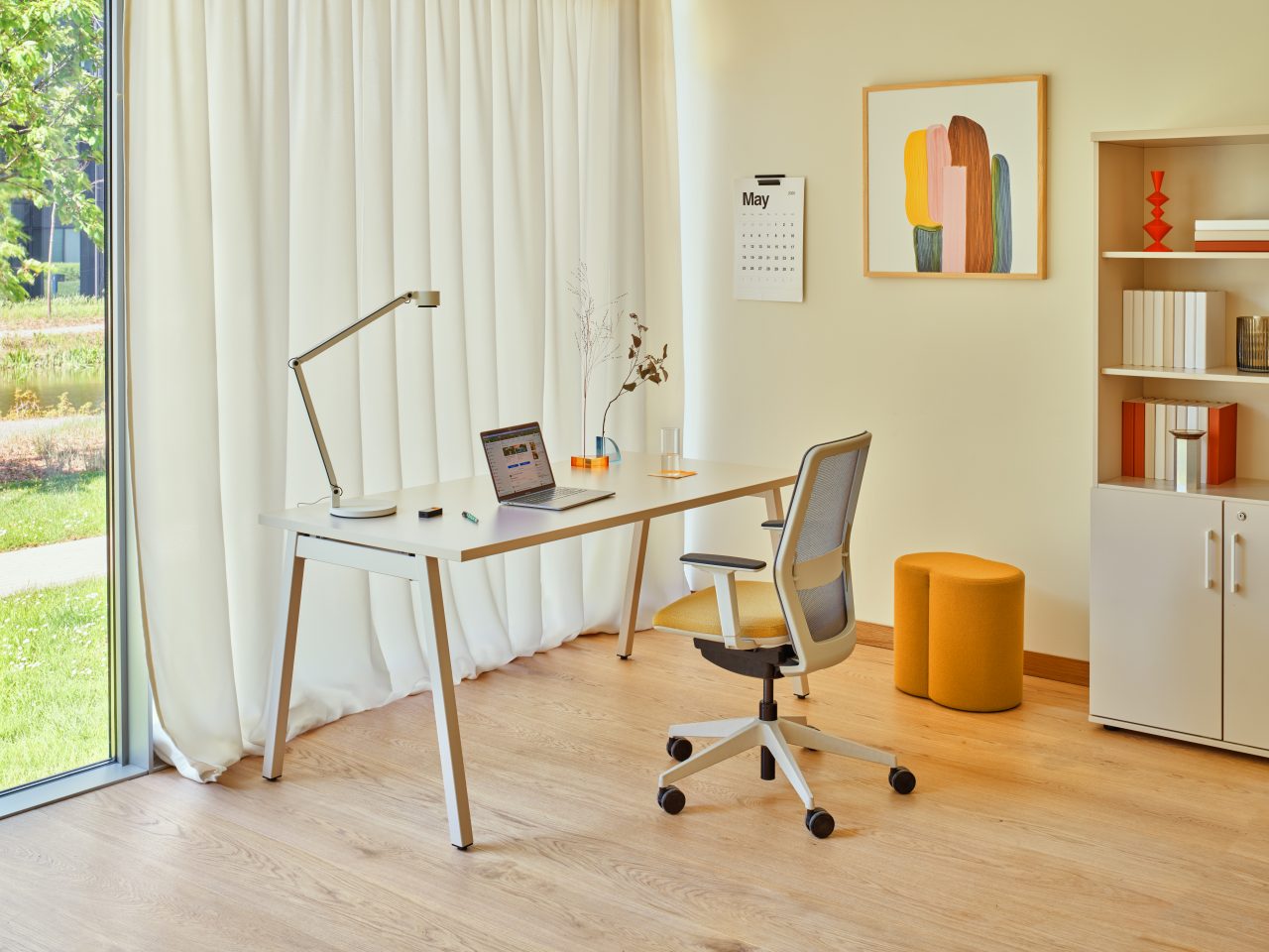 Moderner Mix MX01K Hocker von MDD, ideal für stilvolle Wohnräume. Seine ansprechende Form und die Holzoberfläche verleihen jedem Raum einen besonderen Akzent.