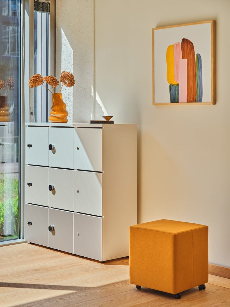 Stylischer Mix MX01K Hocker von MDD, ideal für zeitgemäße Wohnräume. Die geschwungene Silhouette und die hochwertige Holzverarbeitung verleihen jedem Raum einen besonderen Charme.