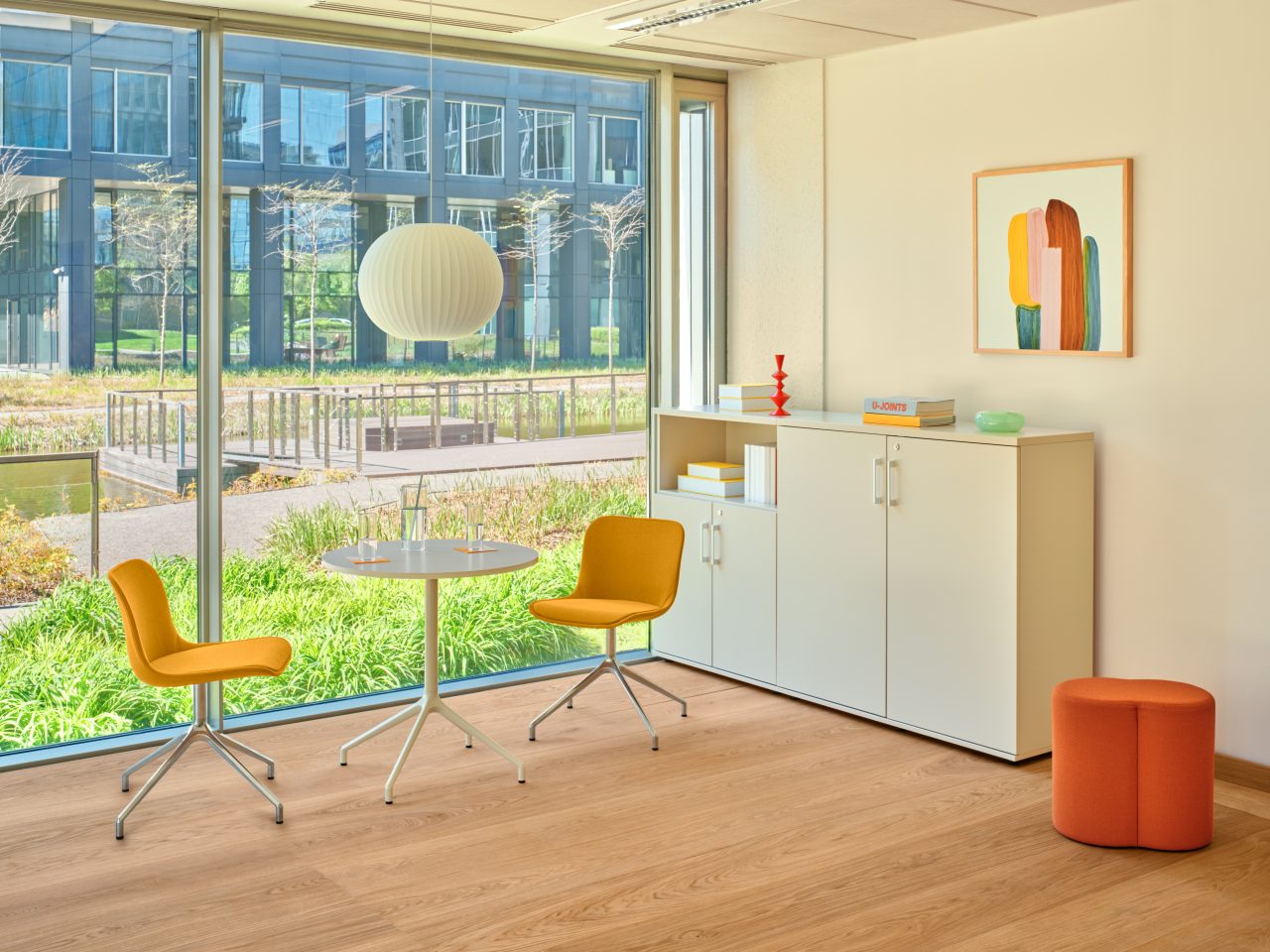 Eleganter Mix MX01K Hocker von MDD, perfekt für moderne Interiors. Die geschwungene Form und edle Holzdetails setzen stilvolle Akzente.