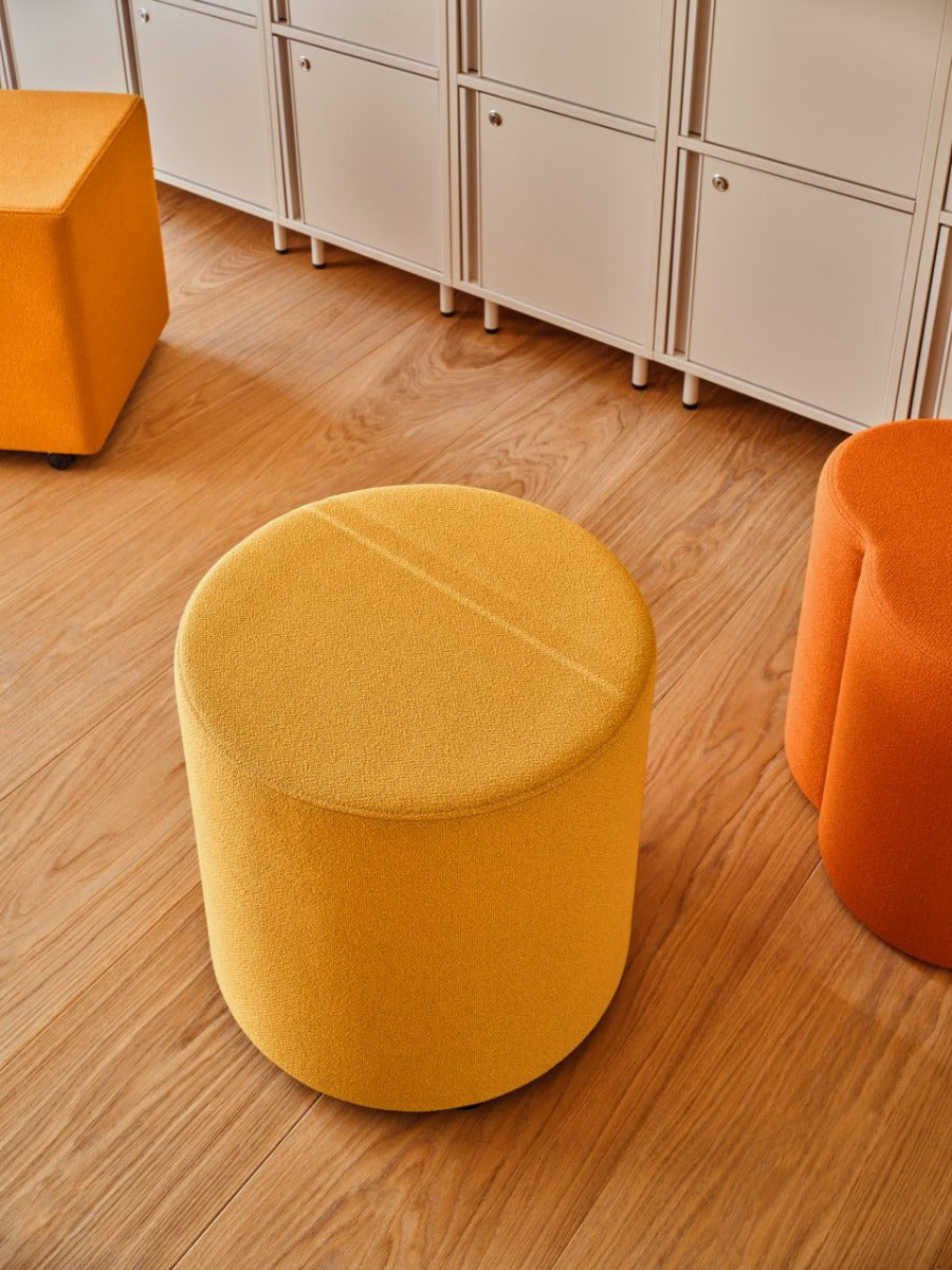 Stylischer Mix MX01K Hocker von MDD, ideal für trendbewusste Einrichtung. Seine lebendigen Farben und modernes Design verleihen jedem Raum einen besonderen Charme.