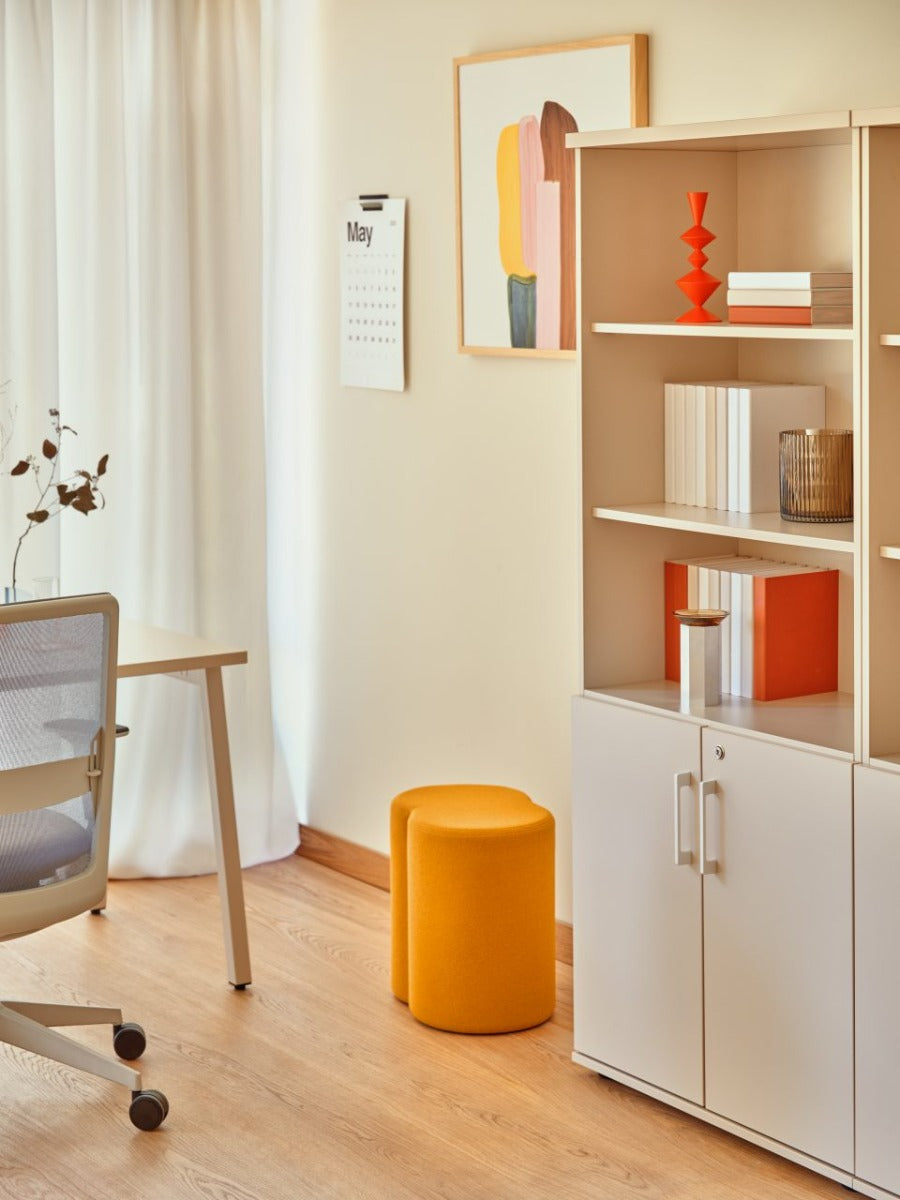 Moderner Mix MX01K Hocker von MDD, perfekt für kreative Wohnkonzepte. Seine lebendigen Farben und das elegante Design setzen stilvolle Akzente.