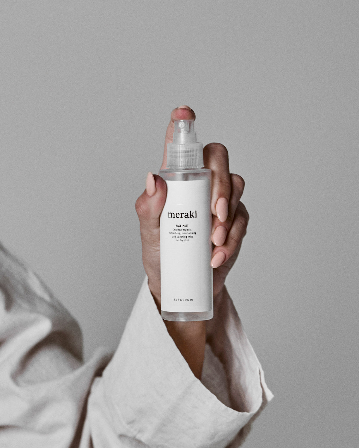 Gesichtsspray in Weiß präsentiert im Onlineshop von KAQTU Design AG. Körperpflege ist von Meraki