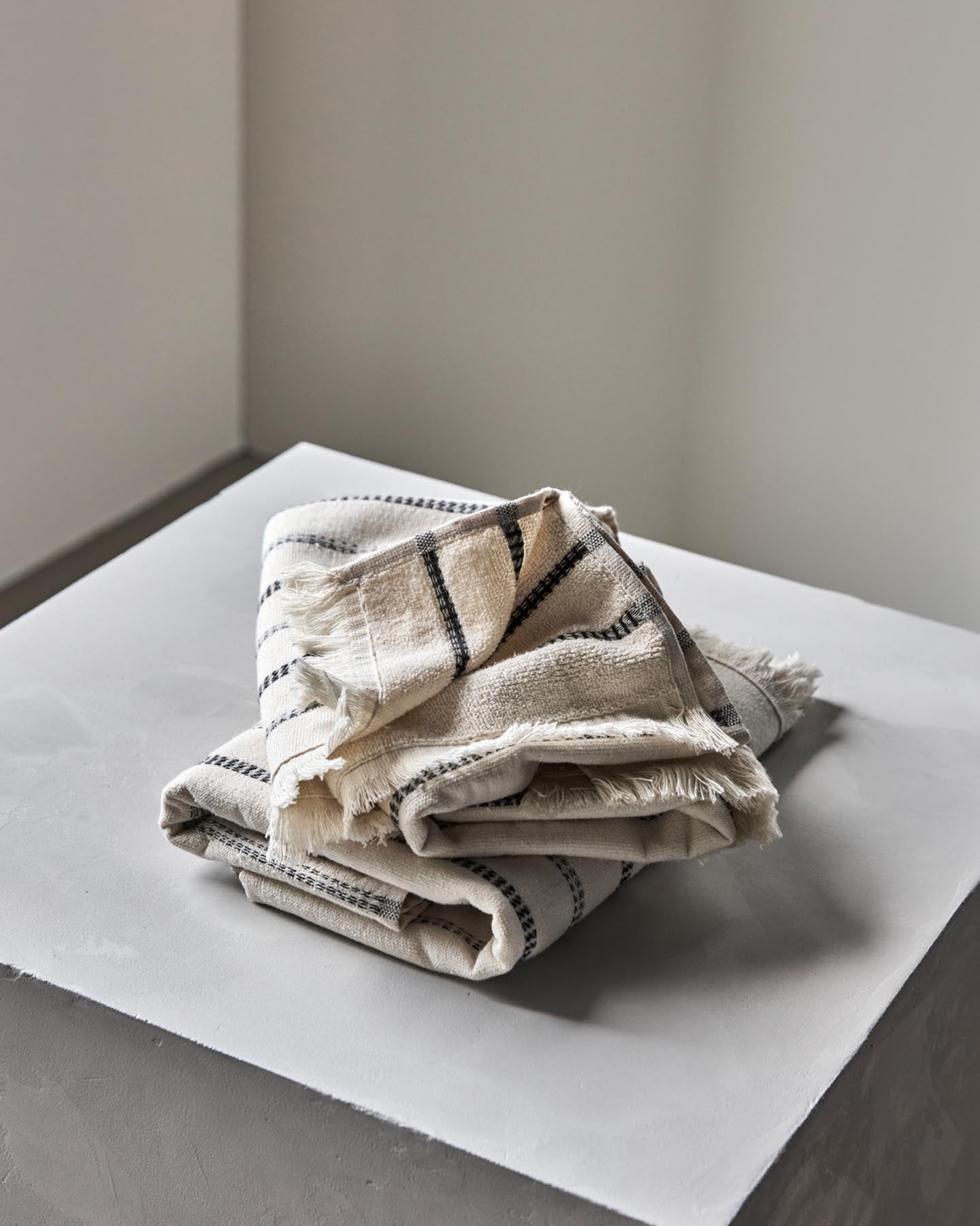 Handtuch, MKTrue, Off-White;Schwarz in Off-White, Schwarz präsentiert im Onlineshop von KAQTU Design AG. Handtuch ist von Meraki